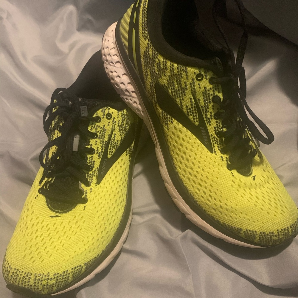 Brooks Ghost 11 neon yellow